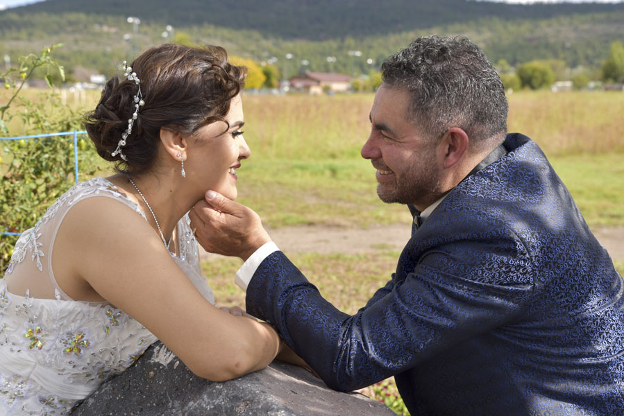 Pareja de recién casados disfrutando de su sesión de fotos en un bosque de Arizona.