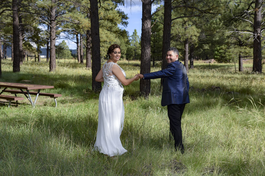 Primer plano de los anillos de boda de una pareja en Arizona, resaltando su compromiso.