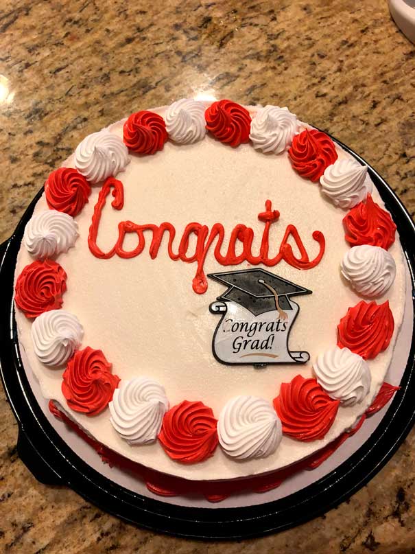 Diseño de pastel de graduación con crema de mantequilla sabor destacado