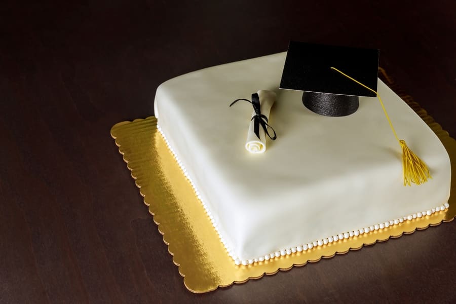 grandes ideas de pasteles de graduacion con elementos de diploma y birrete